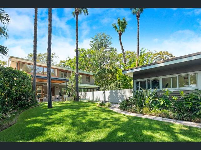 Private Luxury Style Resort on Ruskin Rowe gallery image 4