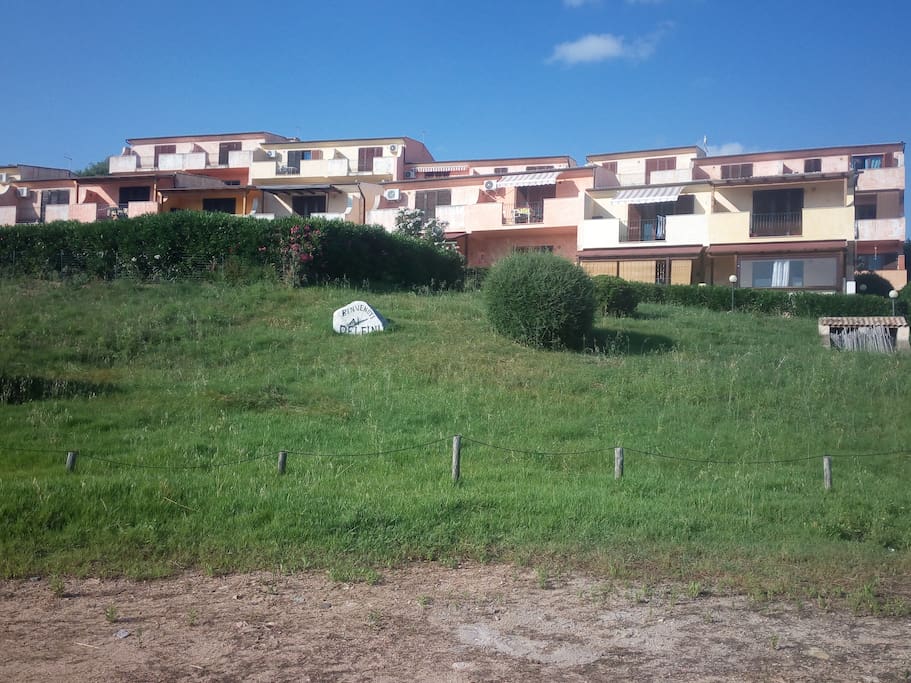 1) Vista frontale condominio