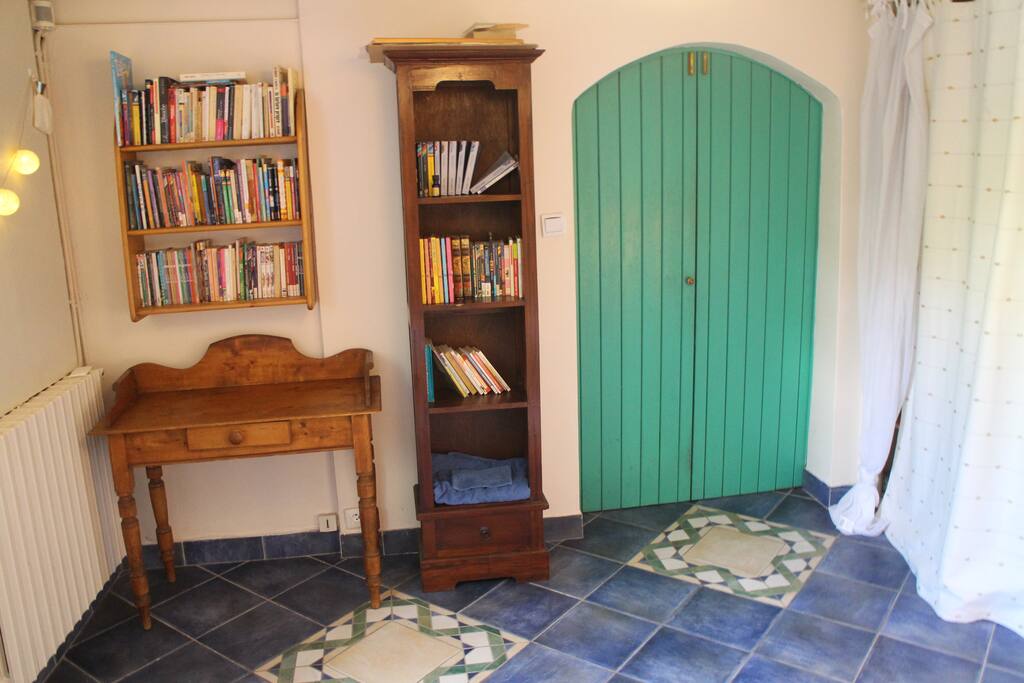 Le coin bureau/bibliothèque dans la chambre.