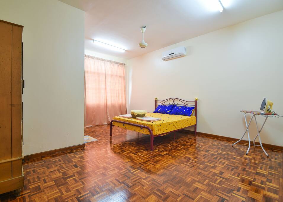 Large MasterRoom, with Air-Con & Ceiling Fan, Ironing, 2pax