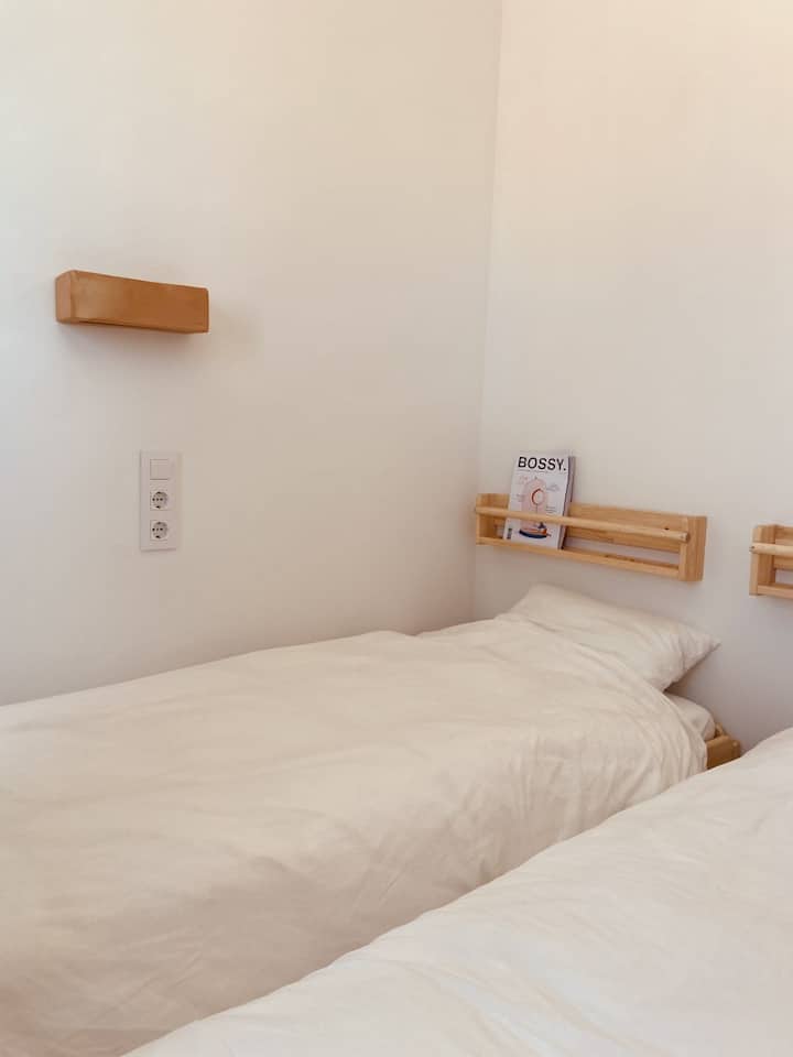 Chumba cha pili cha kitanda kina vitanda 2 tofauti na maelezo mazuri. 