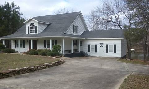 Merry Grove - A Relaxing/Game Day Retreat