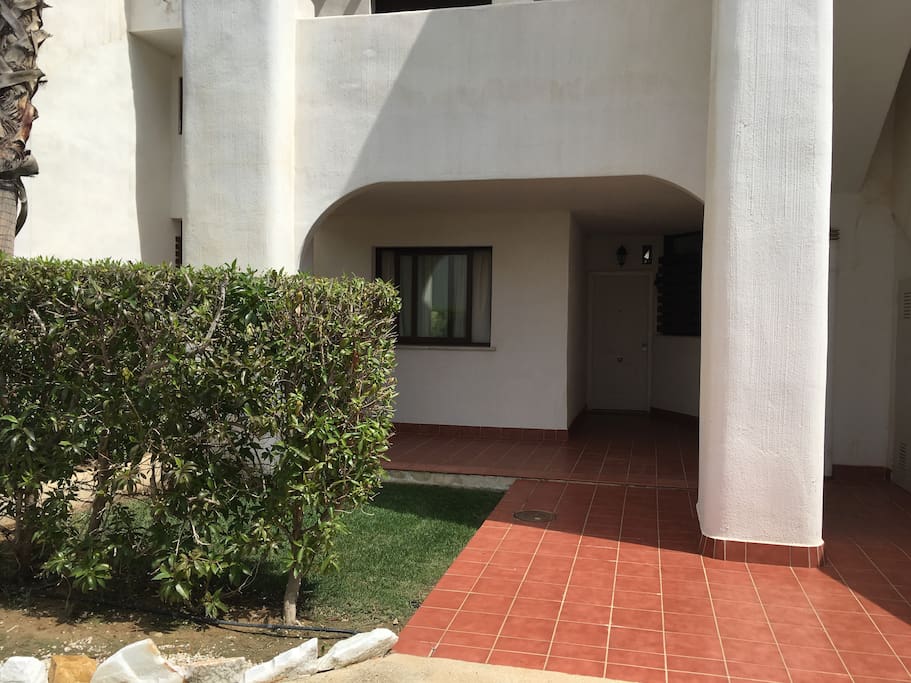 entrada, patio y terraza delanteros