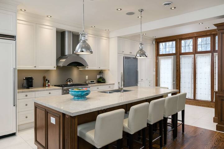 High Park Home the perfect blend of Old & New. gallery image 2