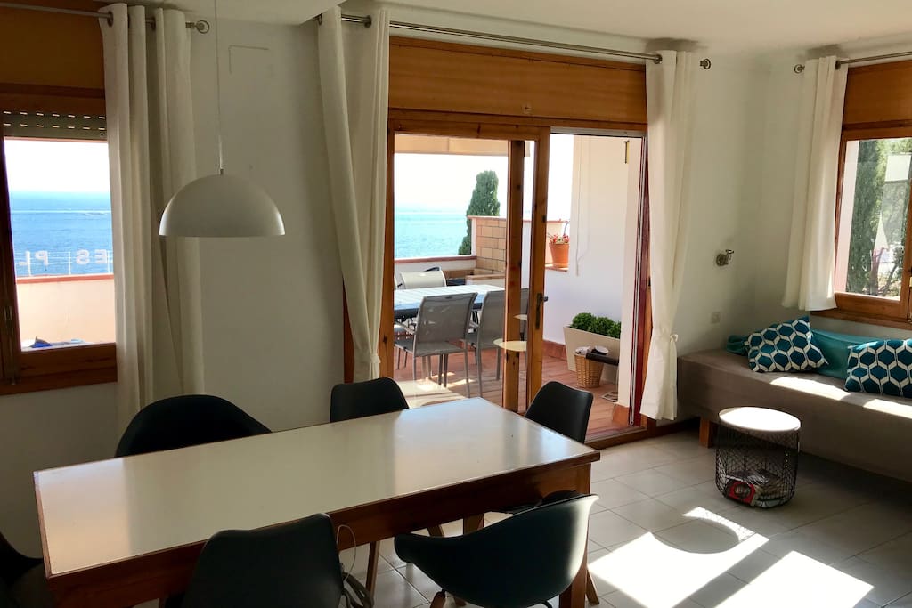 Exposition SUD, vue mer depuis la pièce à vivre.