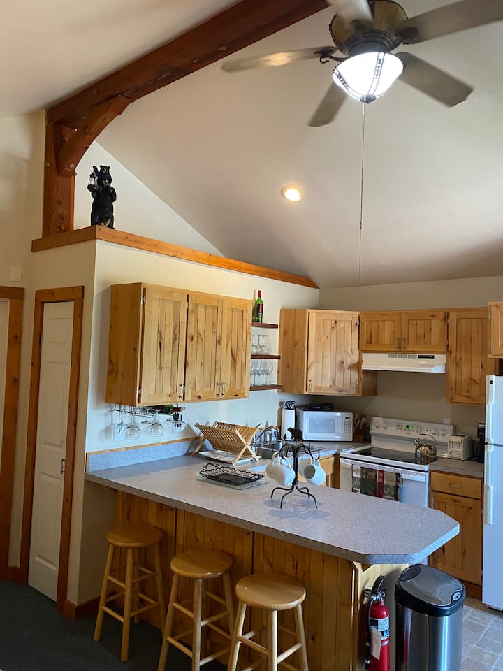 Riverview Lodge "Bear's Den" Condominium Cabin 6 Condominiums for