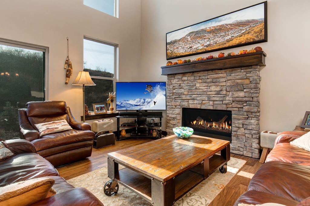 Main Level Living Room - Smart TV, gas fireplace, plenty of seating