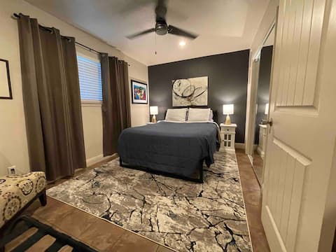 ENTIRE Fresno/Clovis - Poolside suite