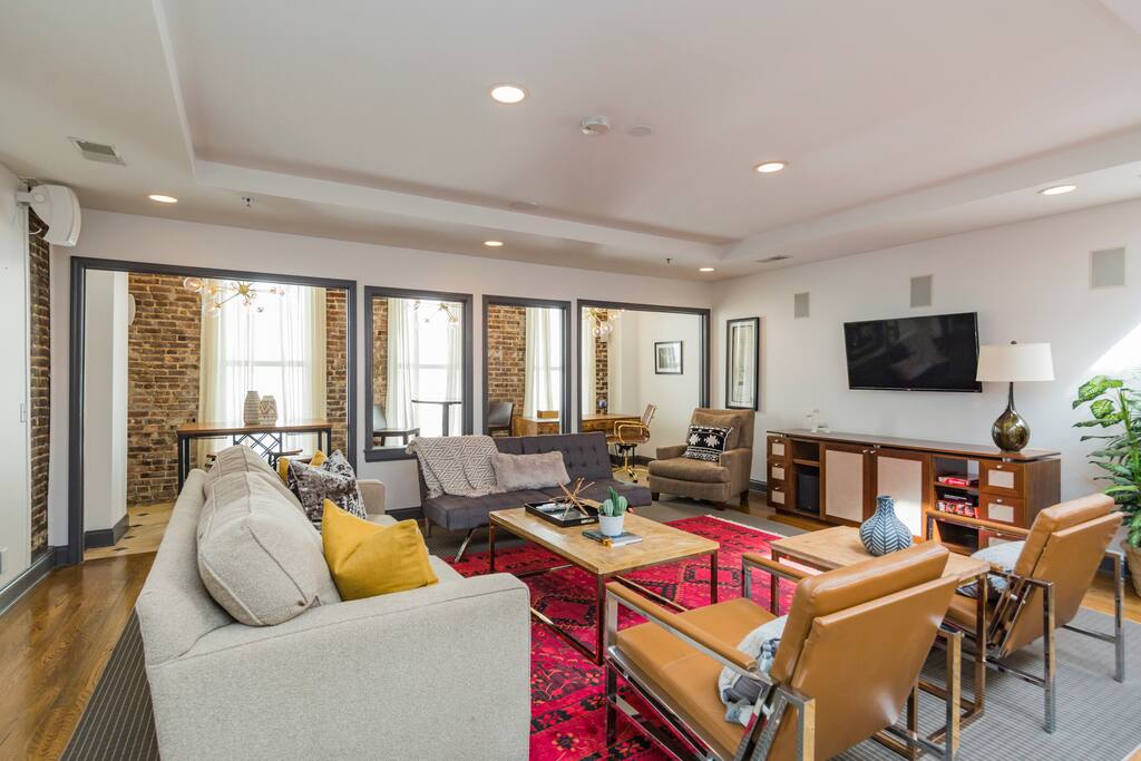 LOFT 301: Super stylish living room with TV (basic cable channels + Apple TV). Plenty of seating!