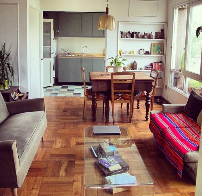 Living comedor conectado con la cocina
