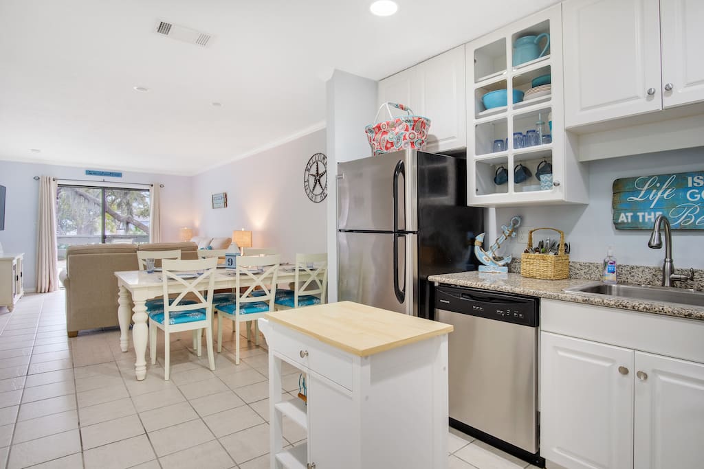 Fully equipped kitchen, includes crockpot, mixer, blender, panini press and more!