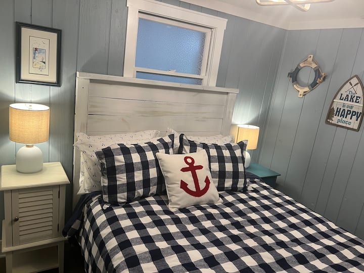 Zimmer mit Queensize-Bett auf der Hauptebene