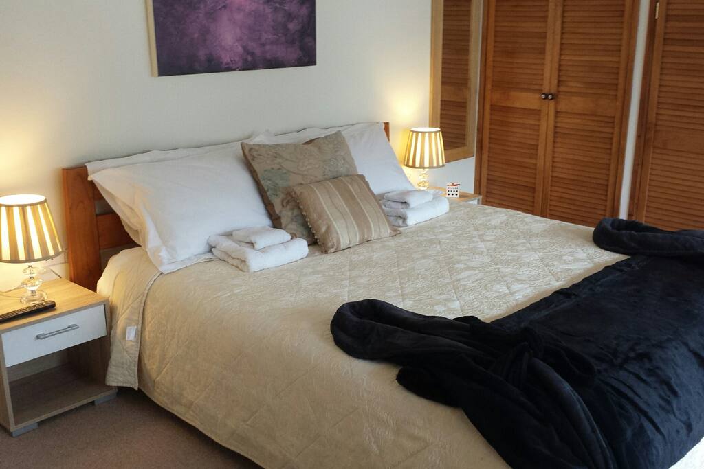 Wonderfully comfy super-king size bed (see reviews!)
