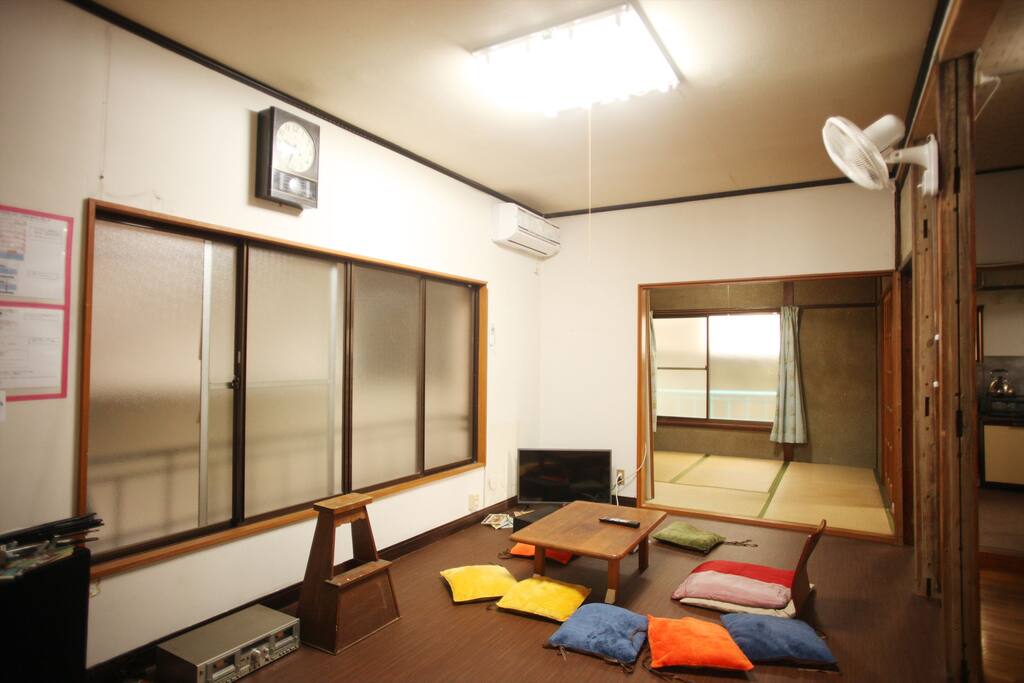 リビングは2部屋あります。
広々と寛げるフローリングの部屋です。
リビングは24時間利用可能です。