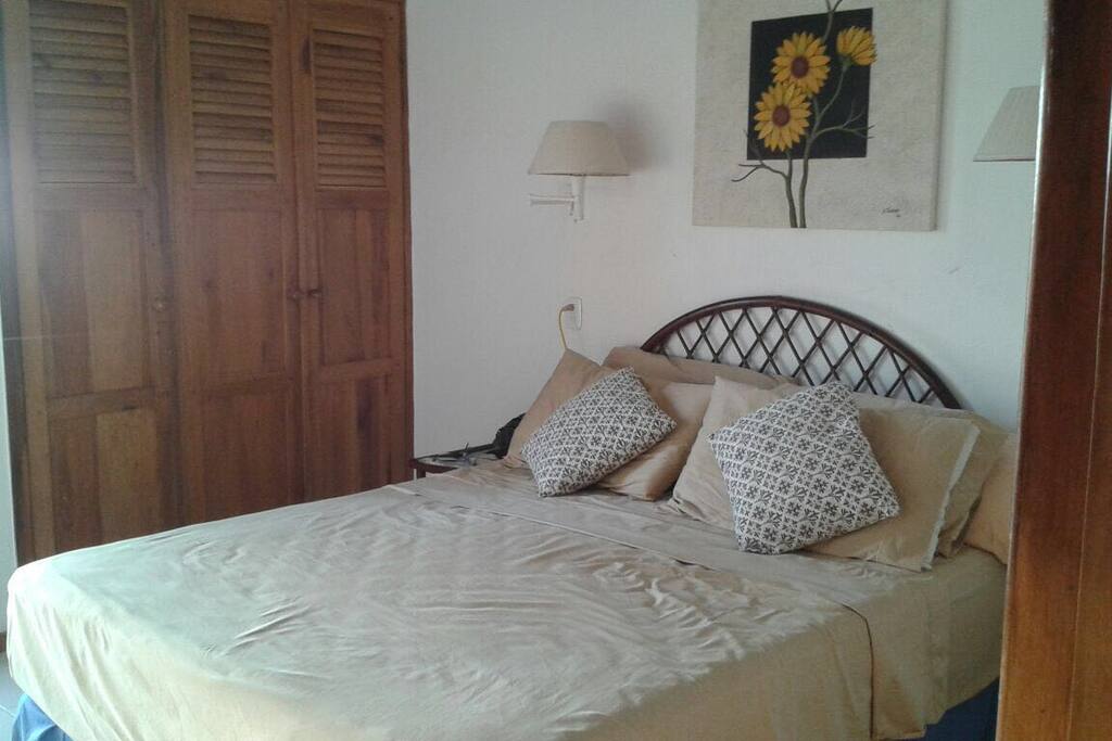 Dormitorio master con cama queen
