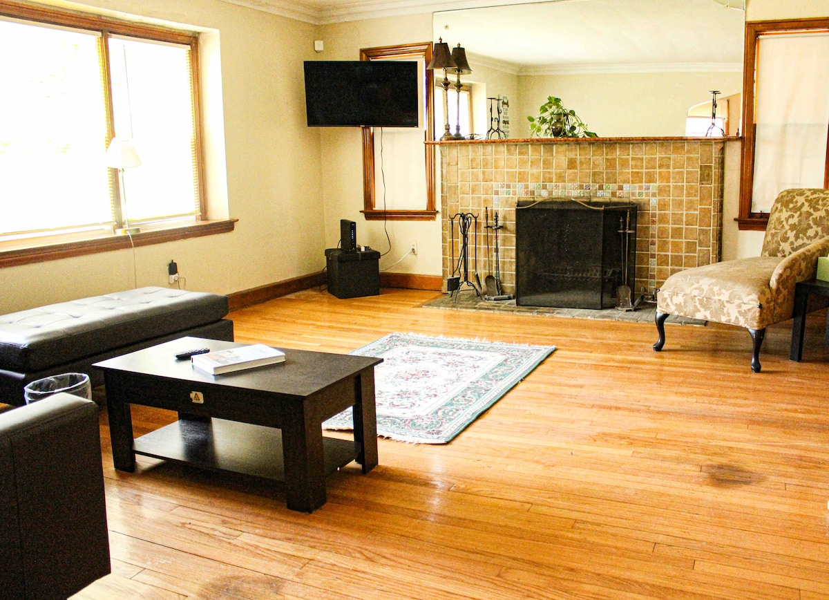 Сонцето заоѓа во дневната соба совршено за опуштање и/или забава 