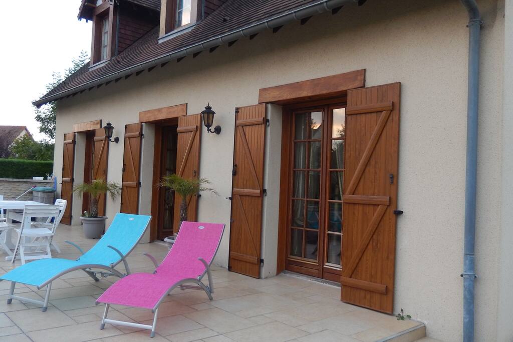 grande terrasse avec salon de jardin et bains de soleil