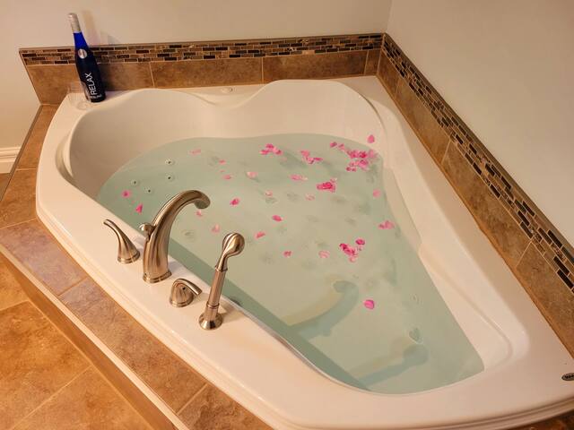 Luxury Oceanfront Sauna, Hot Tub, Pool Retreat! gallery image 5