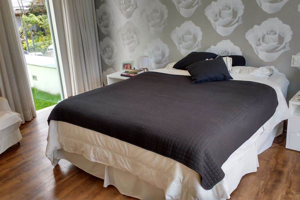 Quarto super confortável, cama queen, tv à cabo, ar condicionado, banheira de hidro massagem 17 jatos c cromoterapia, integrada ao quarto e ao banheiro, vista para dois lados (Pedra da Gávea e Morro Dois Irmãos), jardim privativo!