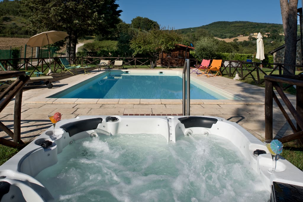 Piscina, vasca idromassaggio e solarium