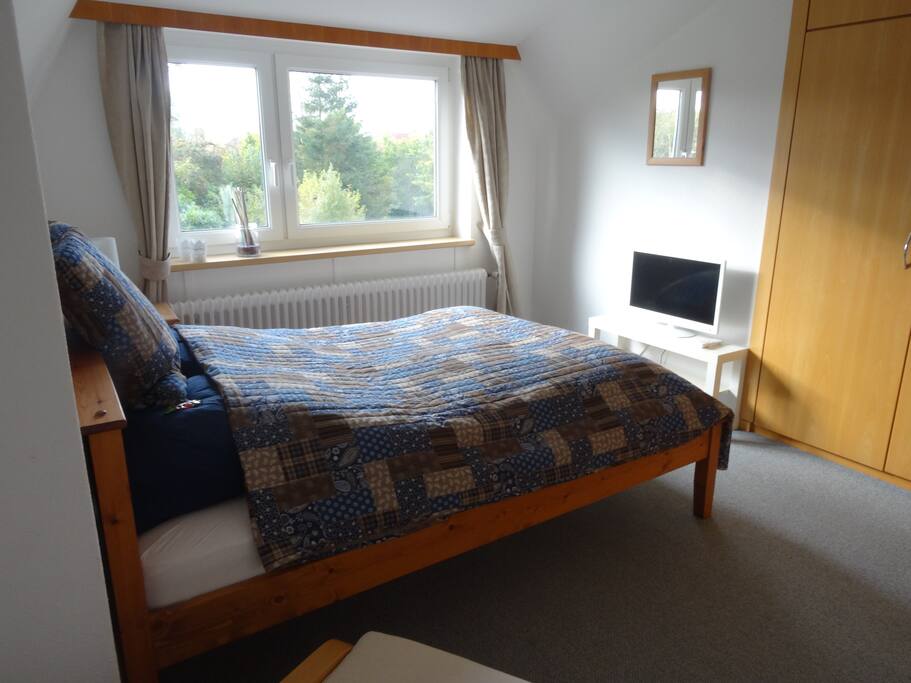 Schlafzimmer mit Blick auf den Garten. | Bedroom with view of the garden.