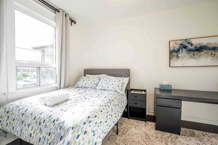 Dormitorio 2. Cama completa/matrimonial con escritorio.