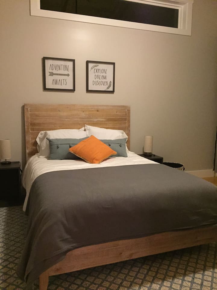 ห้องนอน 1. เตียงควีนไซส์ 