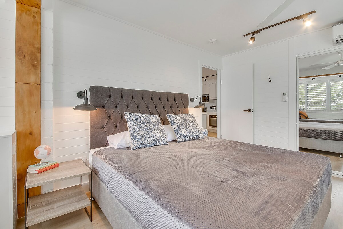 Главната спална соба е климатизирана со огромен брачен кревет кој може да се претвори во два единечни кревета на барање.