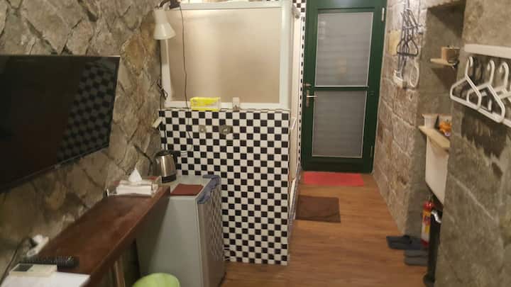 Walk Inn 3x3-Traditional Stone Room
