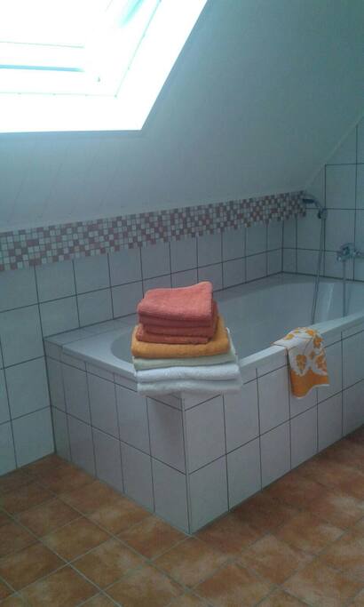Badewanne-kleine Wellnessoase... auf Wunsch stellen wir auch Handtücher