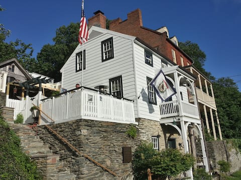 Gayte House 
Gay Owned, Liberal Oasis