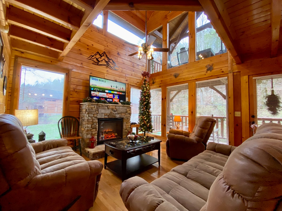 Creekside, No Steep Roads, Pet Friendly, Hot tub! - Cabins for