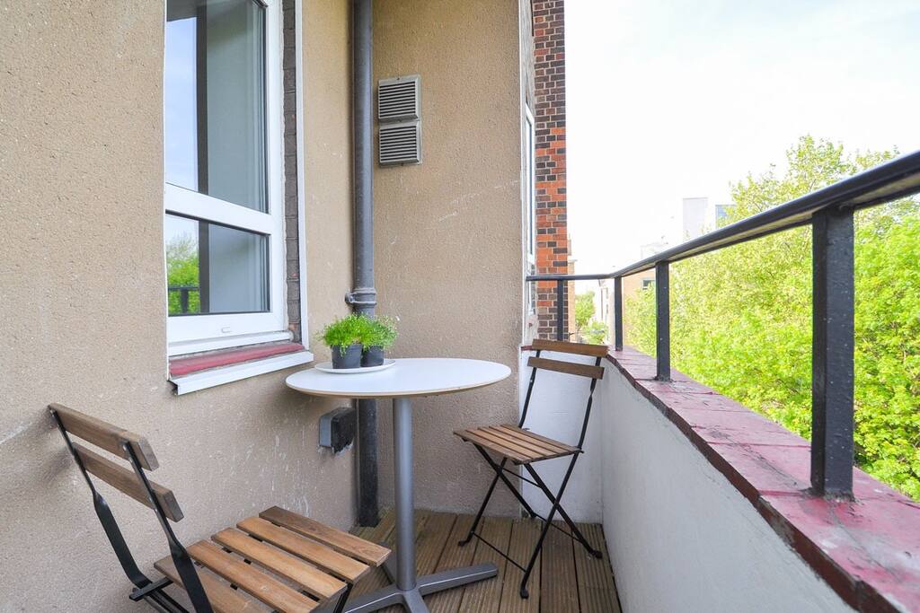 Balcony (fits 2 people)