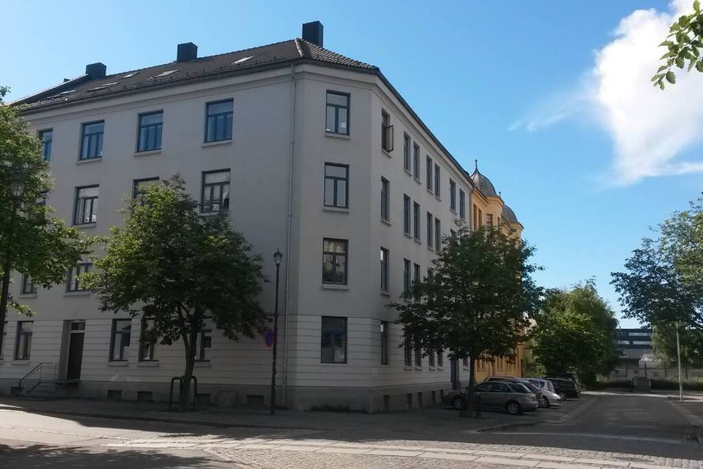 The window in the corner on the 2nd floor (3.etasje) belongs to one the bedrooms, and the five windows to the right is the rest of the apartment.