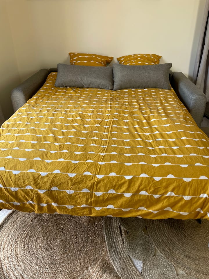 Cama click clac con colchón calidad «dormir todos los días» en el salón del edificio «casa rural». 