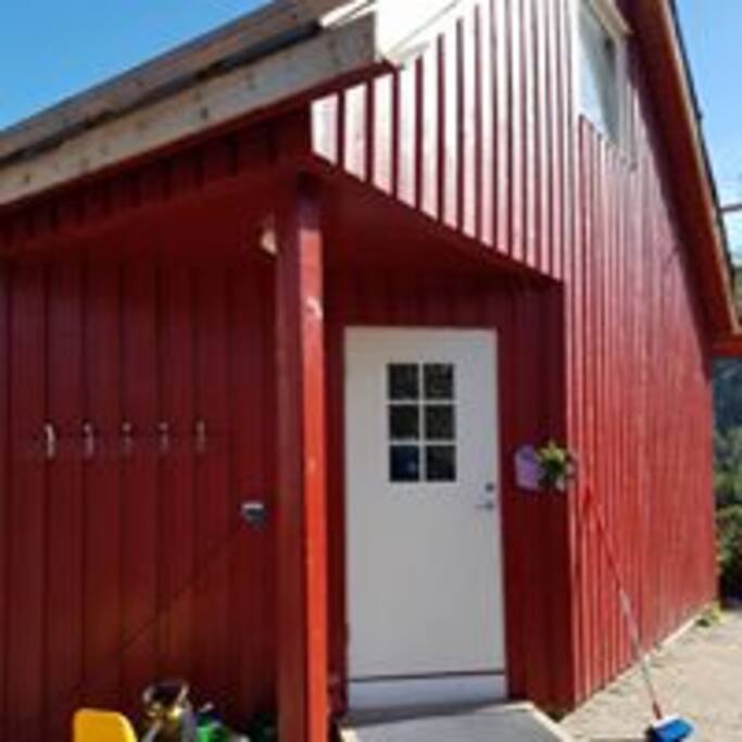 Gammelfjøset med kjøkken/ oppholdsrom, vaskerom og bad