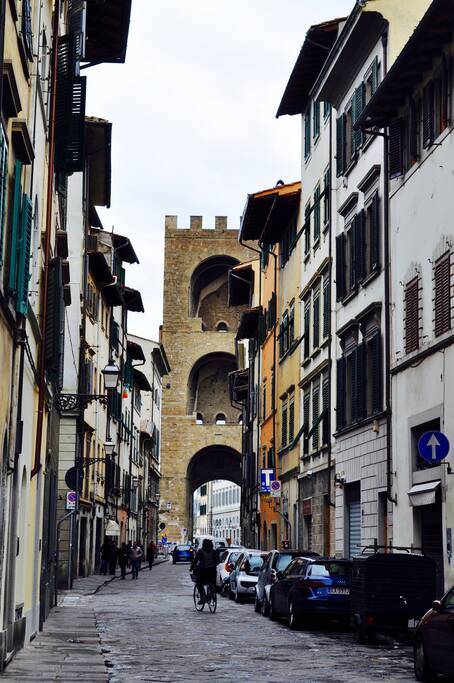 via San Niccolò con la torre sullo sfondo