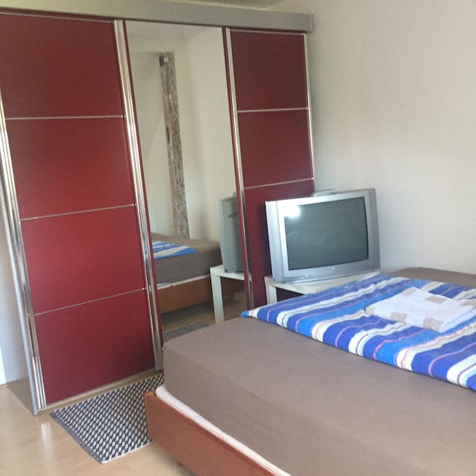 Die linke Seite des Kleiderschranks steht Euch zur Verfügung. (Schlafzimmer 1)