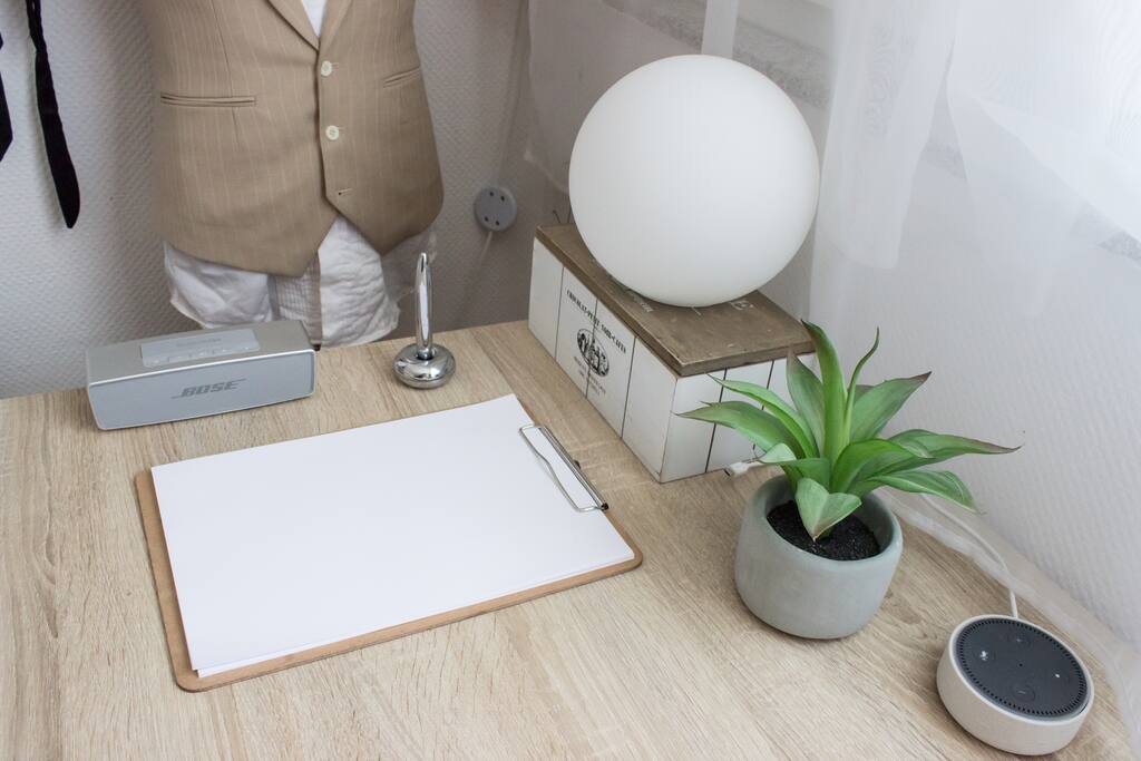 Bose Box für ein tolles Beschallen des Raums // Stift & Block (freue mich stets über persönliche Notizen von euch ;D) // Amazon Alexa & Philips Hue Smarthome Lampe (noch eine im Bettbereich)