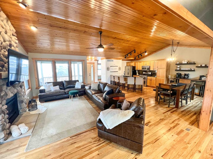 3 King Beds! By pools! Private HOT TUB! Houses for Rent in Galena