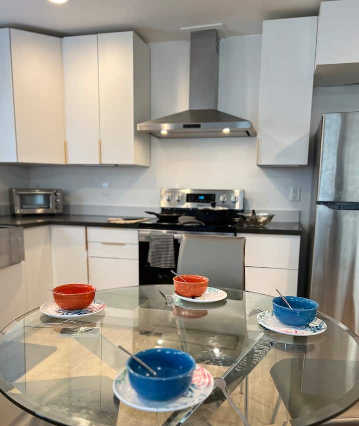 Modern Townhome W/ac In Quiet Area