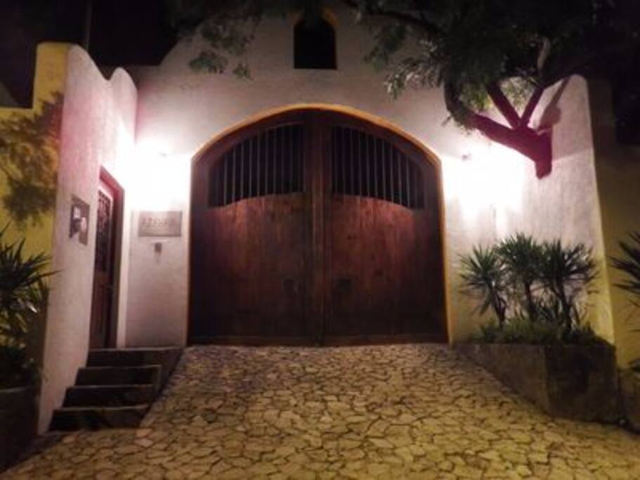 Entrada peatonal y para coches