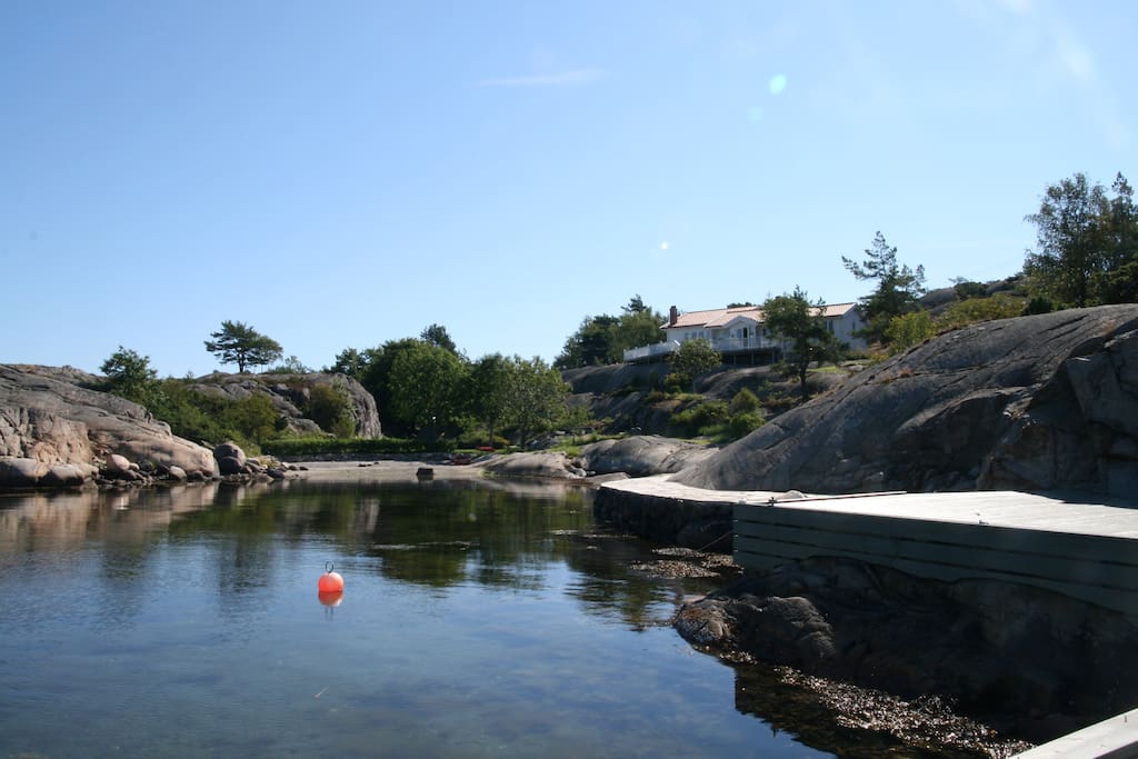 Egen usjenert strand og brygge