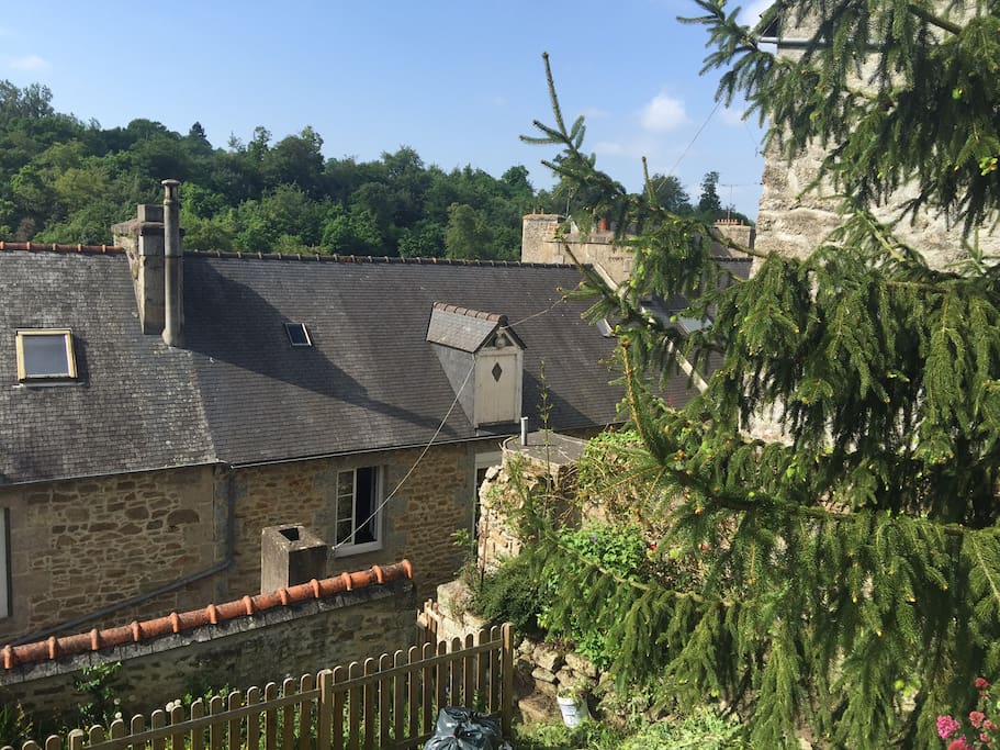 Derrière la maison / Rear of house
