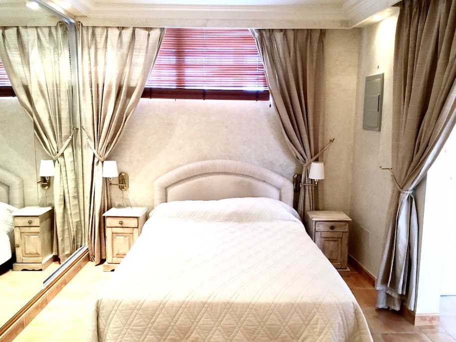 Chambre à coucher, avec lit double et armoires-penderies