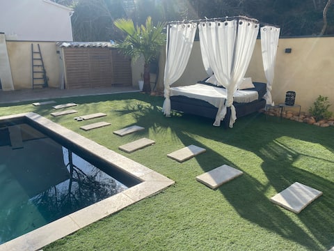 2 bedroom house, swimming pool 8 minutes from Avignon.