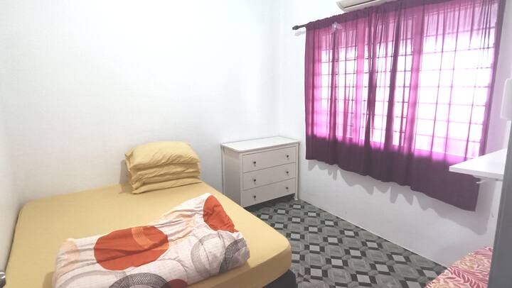 Glavna soba s bračnim krevetom udobna je i klimatizirana.