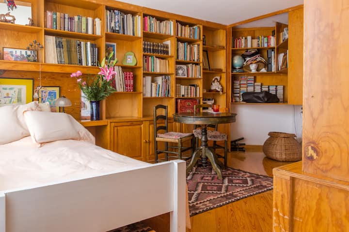 غرفة استوديو مشرقة