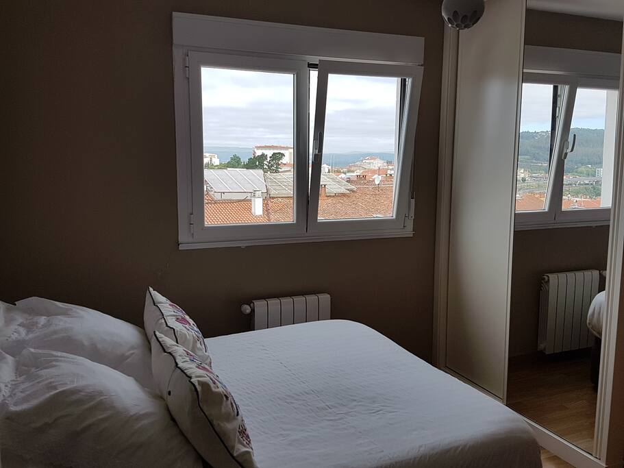 Habitación de matrimonio con espacio para colgar la ropa.