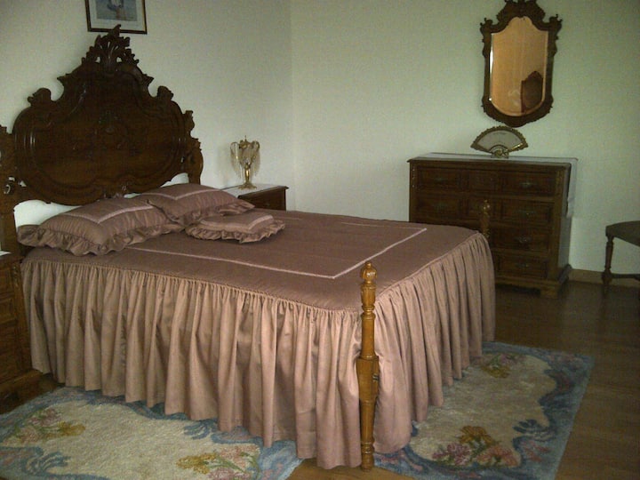 Მთავარი ფლიგელი საშხაპე ოთახითა და გარე ტერასით.